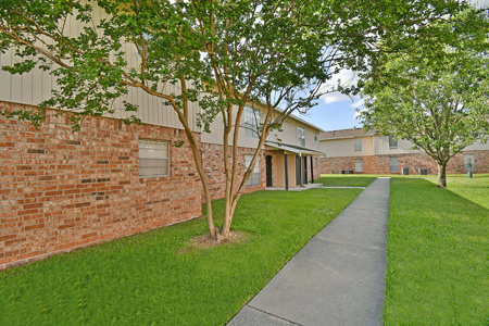 Hidden Pointe-b-Courtyard-1685-1200w